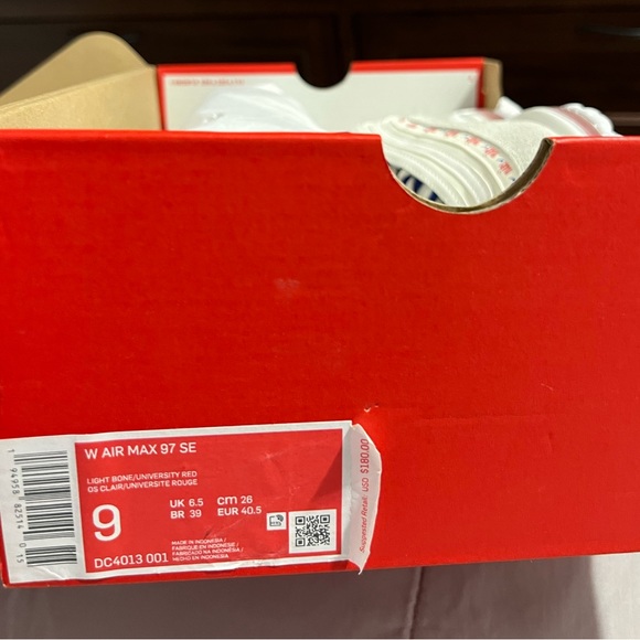 W AIR MAX 97 SE
LIGHT BONE/UNIVERSITY RED
OS CLAIR/UNIVERSITE ROUGE - Picture 2 of 9